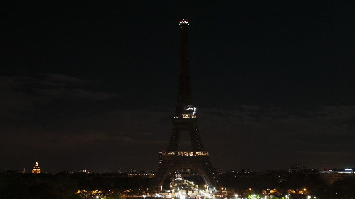 Na počest Alžběty II. se rozsvítily budovy v New Yorku, Eiffelova věž naopak zhasla